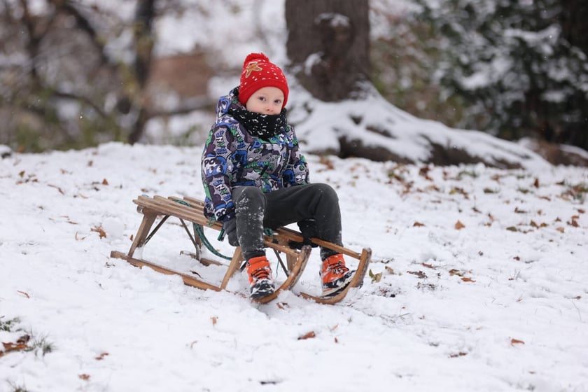 Zima zagościła we Wrocławiu. Właśnie spadł pierwszy śnieg...