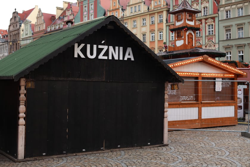 Na zdjęciu widać zamknięty Jarmark Bożonarodzeniowy we Wrocławiu