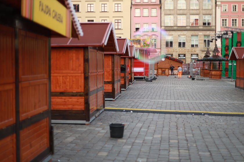 Na zdjęciu widać zamknięty Jarmark Bożonarodzeniowy we Wrocławiu