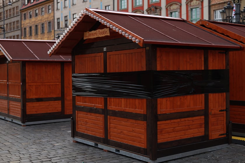 Na zdjęciu widać zamknięty Jarmark Bożonarodzeniowy we Wrocławiu