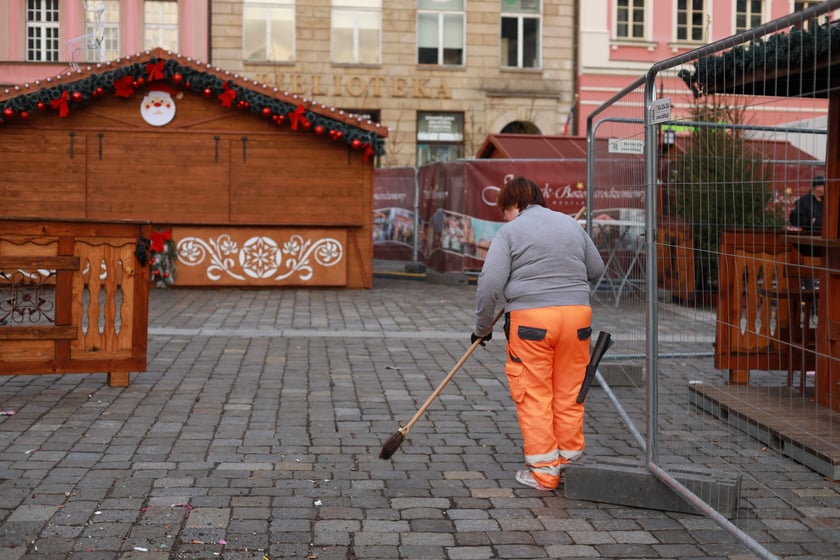 Na zdjęciu widać zamknięty Jarmark Bożonarodzeniowy we Wrocławiu