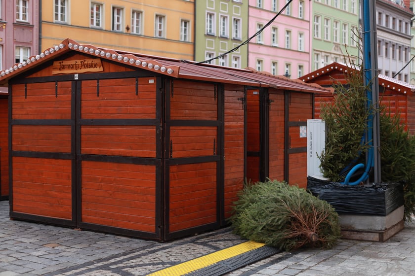 Na zdjęciu widać zamknięty Jarmark Bożonarodzeniowy we Wrocławiu