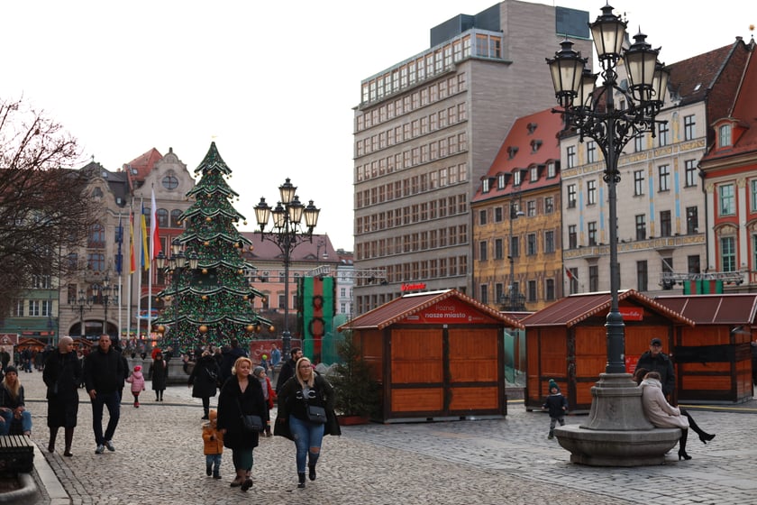 Na zdjęciu widać zamknięty Jarmark Bożonarodzeniowy we Wrocławiu