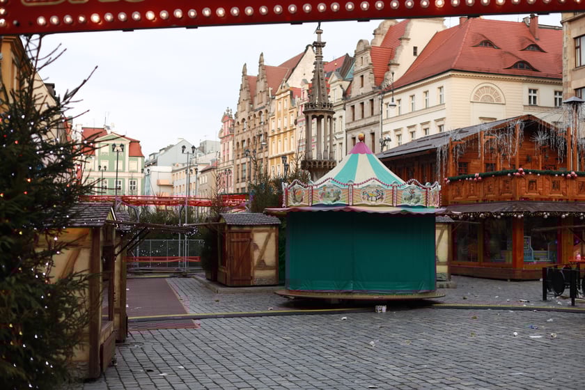 Na zdjęciu widać zamknięty Jarmark Bożonarodzeniowy we Wrocławiu