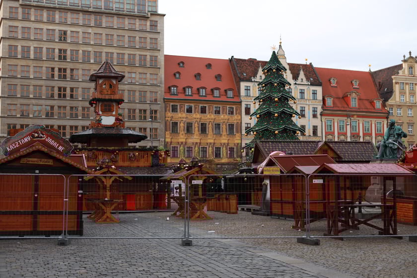 Na zdjęciu widać zamknięty Jarmark Bożonarodzeniowy we Wrocławiu