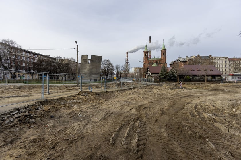 Aura dopisuje, więc duży remont na ulicy Pomorskiej i placu Staszica prowadzony jest cały czas. Zobaczcie na zdjęciach jak idą prace.