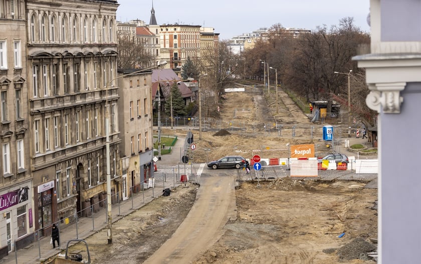 Aura dopisuje, więc duży remont na ulicy Pomorskiej i placu Staszica prowadzony jest cały czas. Zobaczcie na zdjęciach jak idą prace.