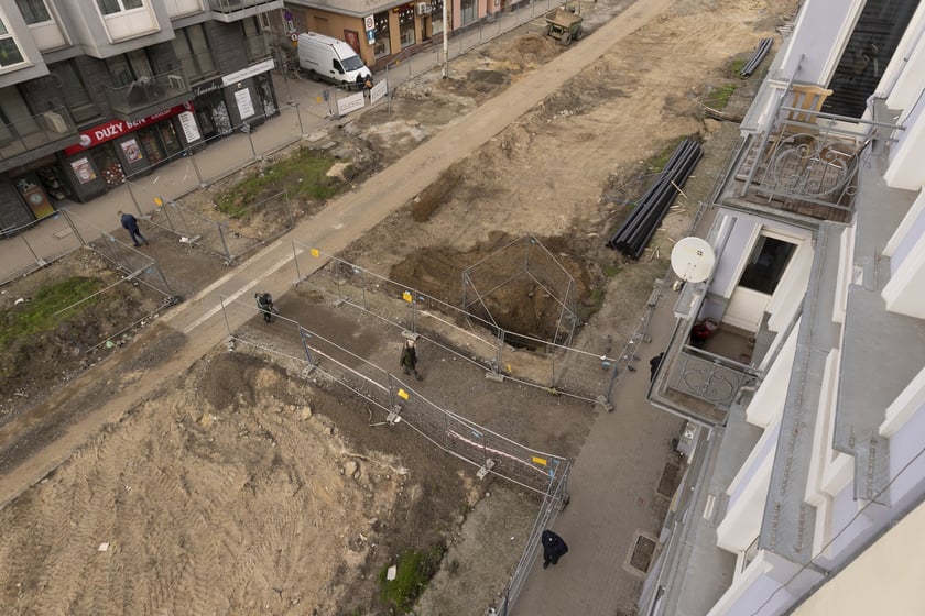 Aura dopisuje, więc duży remont na ulicy Pomorskiej i placu Staszica prowadzony jest cały czas. Zobaczcie na zdjęciach jak idą prace.