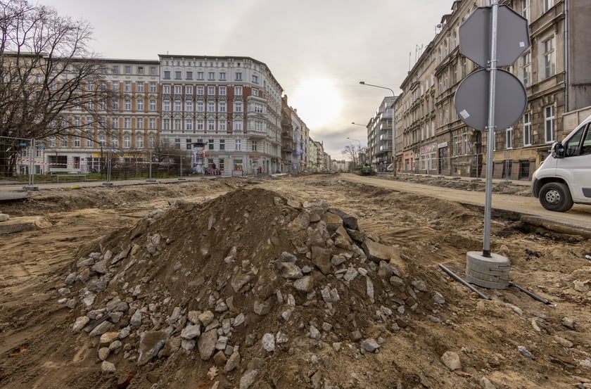 Aura dopisuje, więc duży remont na ulicy Pomorskiej i placu Staszica prowadzony jest cały czas. Zobaczcie na zdjęciach jak idą prace.