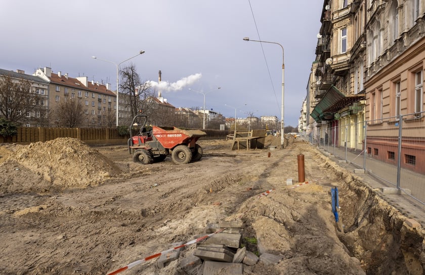 Aura dopisuje, więc duży remont na ulicy Pomorskiej i placu Staszica prowadzony jest cały czas. Zobaczcie na zdjęciach jak idą prace.