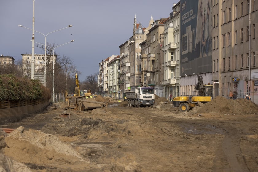 Aura dopisuje, więc duży remont na ulicy Pomorskiej i placu Staszica prowadzony jest cały czas. Zobaczcie na zdjęciach jak idą prace.
