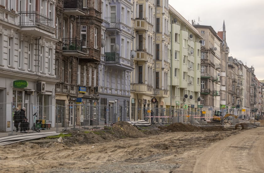Aura dopisuje, więc duży remont na ulicy Pomorskiej i placu Staszica prowadzony jest cały czas. Zobaczcie na zdjęciach jak idą prace.