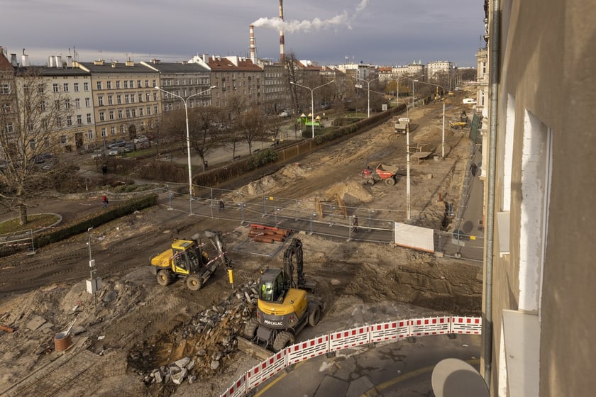 Aura dopisuje, więc duży remont na ulicy Pomorskiej i placu Staszica prowadzony jest cały czas. Zobaczcie na zdjęciach jak idą prace.