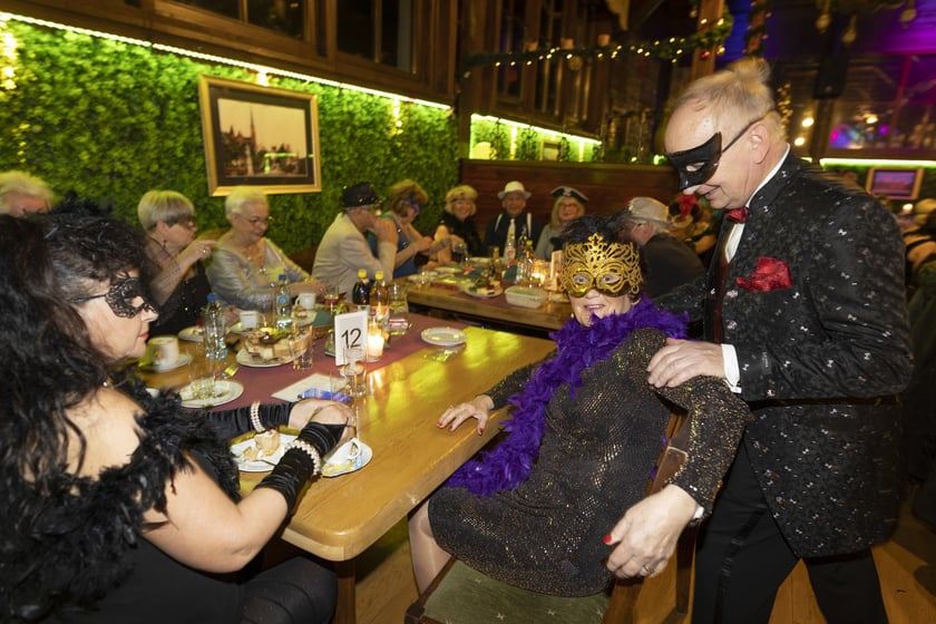 Bal maskowy seniorów z okazji Dnia Babci i Dziadka