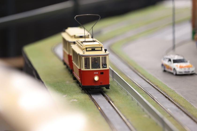 Sceny z Kolejkowa w Sky Tower