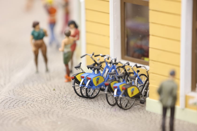 Sceny z Kolejkowa w Sky Tower