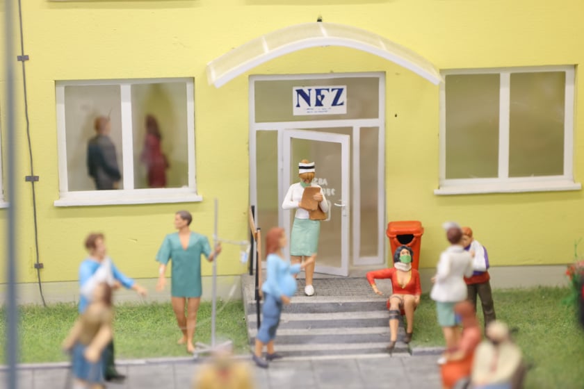 Sceny z Kolejkowa w Sky Tower