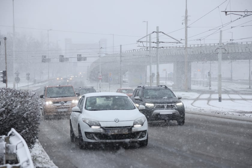 Na zdjęciach ulice we Wrocławiu w śniegu, 21.01.2023 r.
