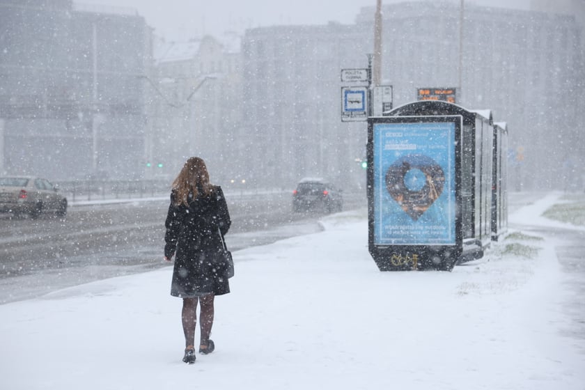 Na zdjęciach ulice we Wrocławiu w śniegu, 21.01.2023 r.