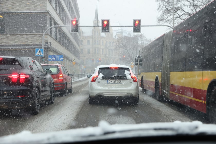 Na zdjęciach ulice we Wrocławiu w śniegu, 21.01.2023 r.