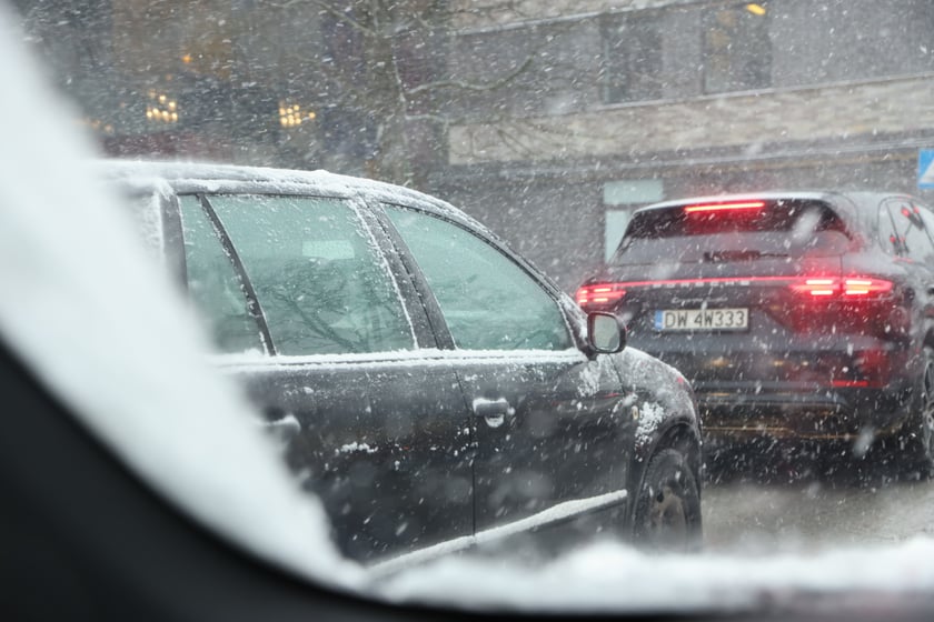 Na zdjęciach ulice we Wrocławiu w śniegu, 21.01.2023 r.