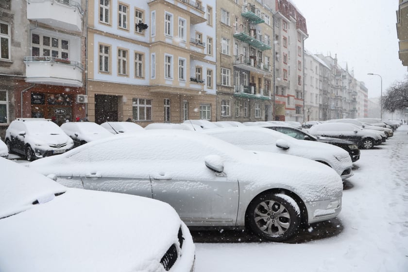 Na zdjęciach ulice we Wrocławiu w śniegu, 21.01.2023 r.