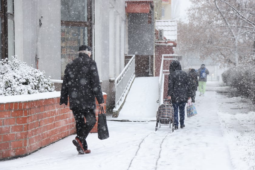 Na zdjęciach ulice we Wrocławiu w śniegu, 21.01.2023 r.