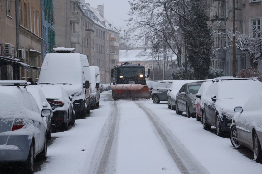Na zdjęciach ulice we Wrocławiu w śniegu, 21.01.2023 r.
