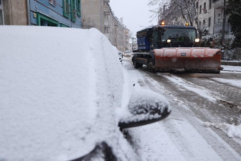 Na zdjęciach ulice we Wrocławiu w śniegu, 21.01.2023 r.