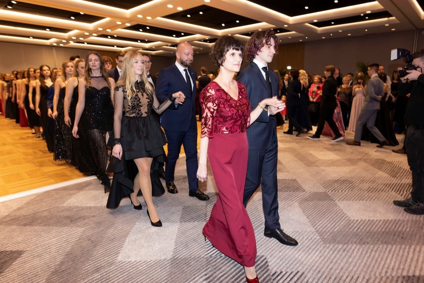 Studniówka XIV LO we Wrocławiu, 21 stycznia 2023 r., Hotel Q Plus na Bielanach Wrocławskich