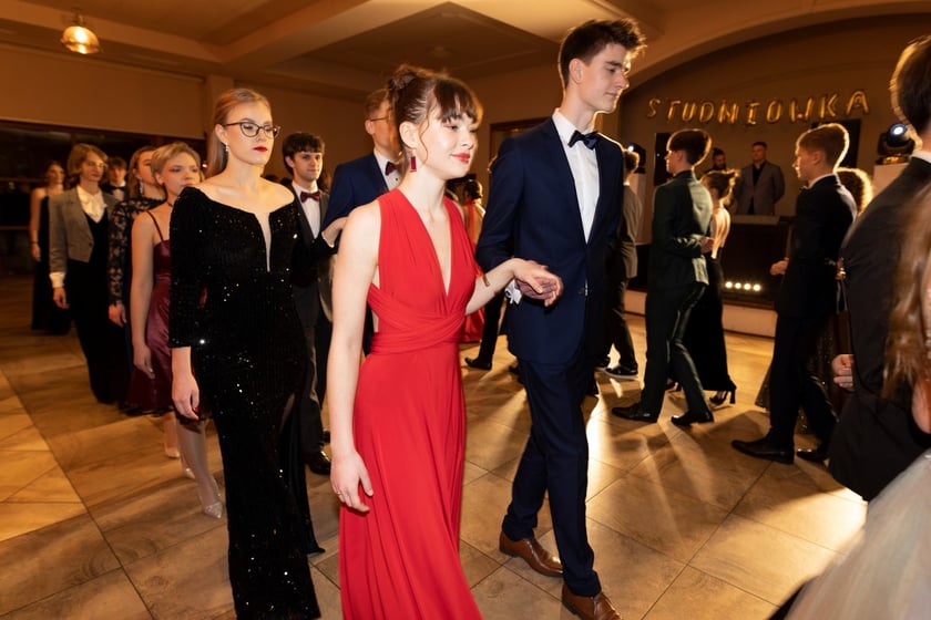 Na zdjęciu licealiści III LO na balu studniówkowym 21.01.2023 r.