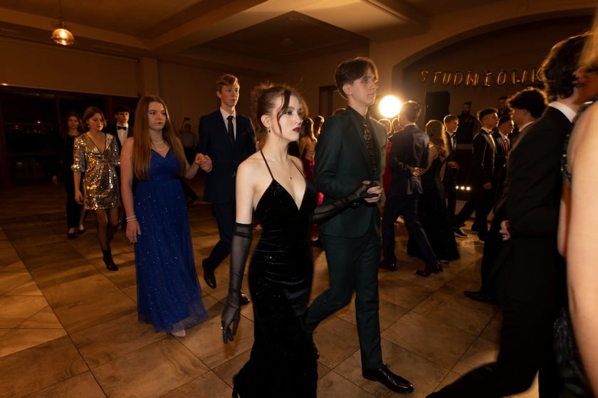 Na zdjęciu licealiści III LO na balu studniówkowym 21.01.2023 r.