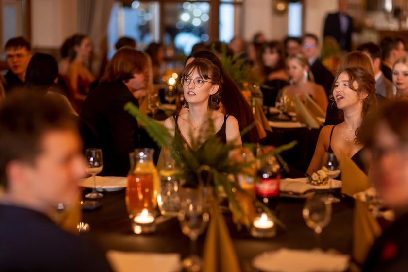 Na zdjęciu licealiści III LO na balu studniówkowym 21.01.2023 r.