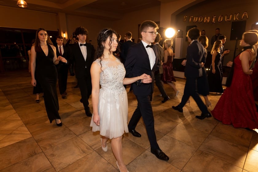Na zdjęciu licealiści III LO na balu studniówkowym 21.01.2023 r.