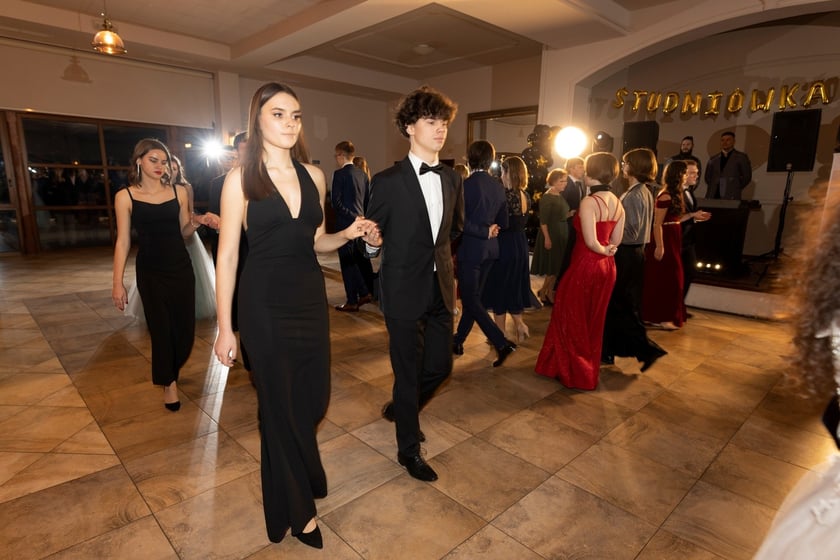 Na zdjęciu licealiści III LO na balu studniówkowym 21.01.2023 r.