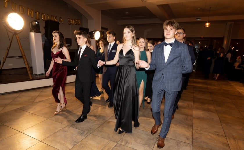 Na zdjęciu licealiści III LO na balu studniówkowym 21.01.2023 r.