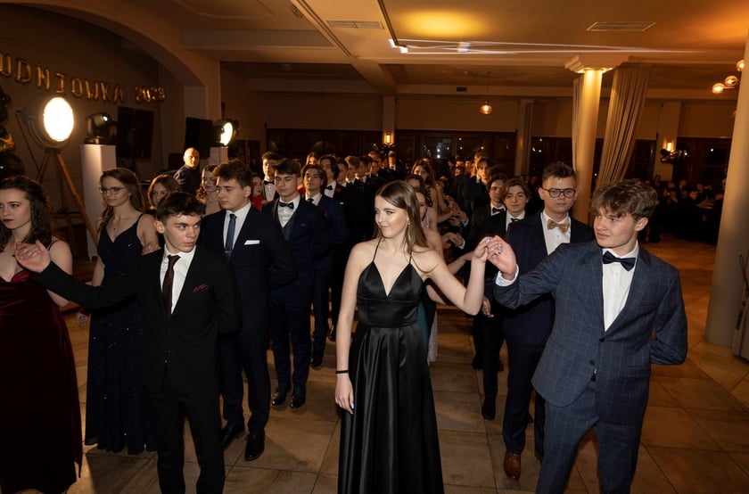 Na zdjęciu licealiści III LO na balu studniówkowym 21.01.2023 r.