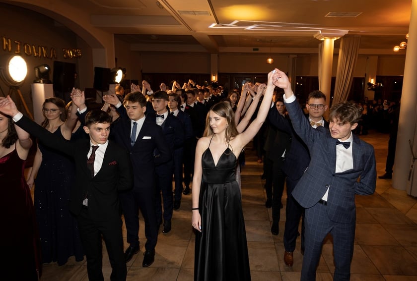 Na zdjęciu licealiści III LO na balu studniówkowym 21.01.2023 r.