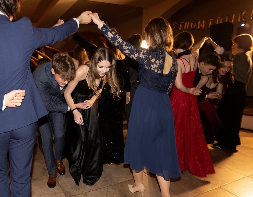 Na zdjęciu licealiści III LO na balu studniówkowym 21.01.2023 r.