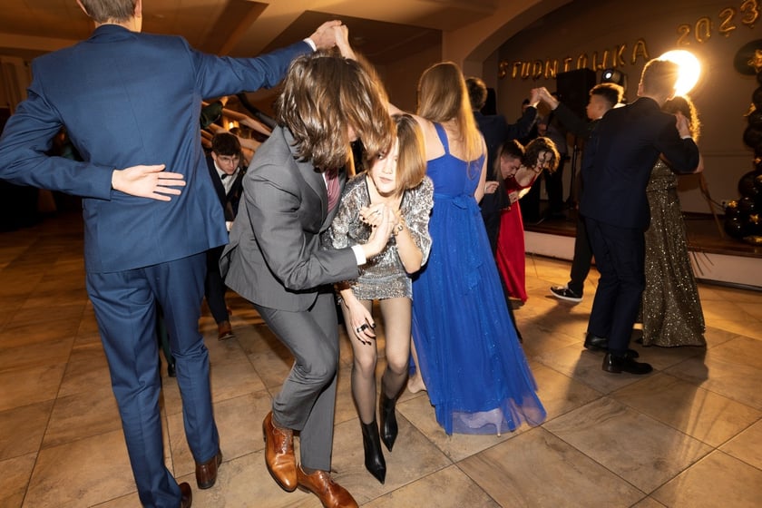 Na zdjęciu licealiści III LO na balu studniówkowym 21.01.2023 r.