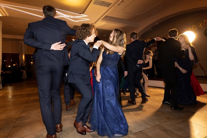 Na zdjęciu licealiści III LO na balu studniówkowym 21.01.2023 r.