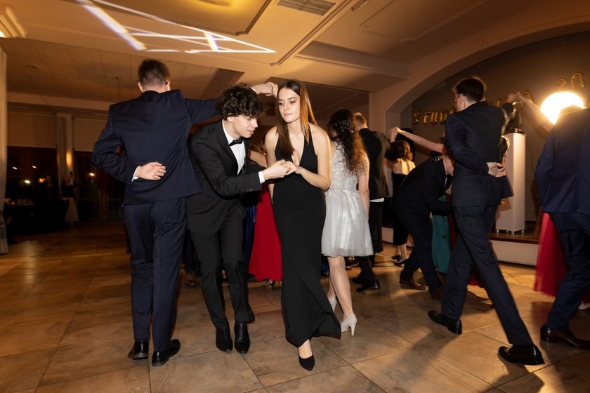 Na zdjęciu licealiści III LO na balu studniówkowym 21.01.2023 r.