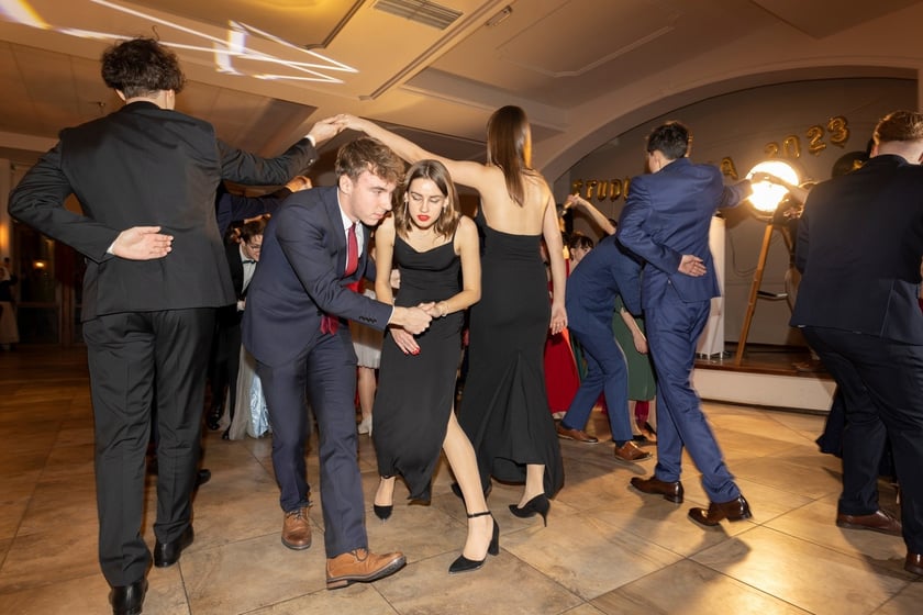 Na zdjęciu licealiści III LO na balu studniówkowym 21.01.2023 r.