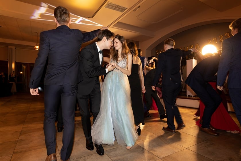 Na zdjęciu licealiści III LO na balu studniówkowym 21.01.2023 r.