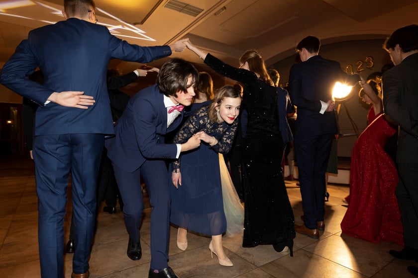 Na zdjęciu licealiści III LO na balu studniówkowym 21.01.2023 r.