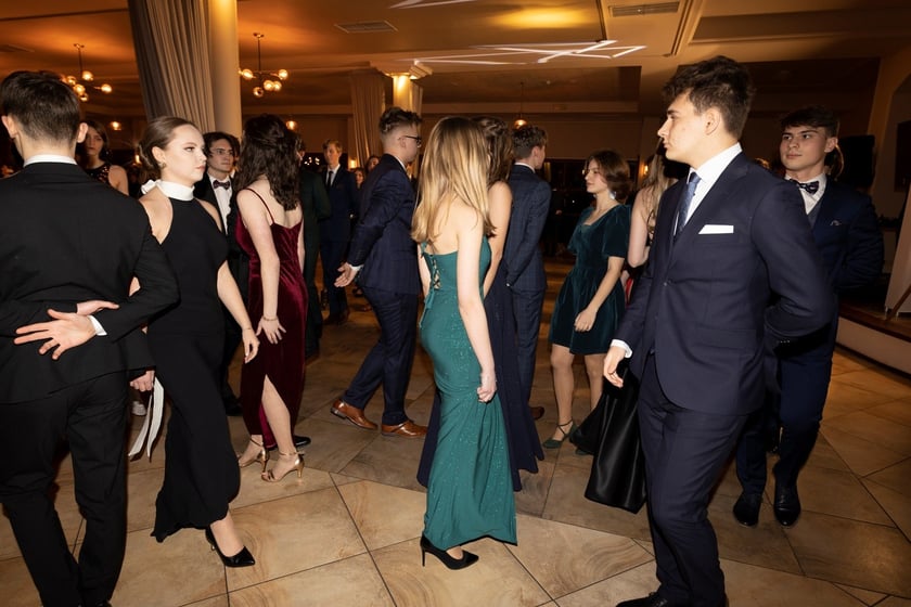 Na zdjęciu licealiści III LO na balu studniówkowym 21.01.2023 r.