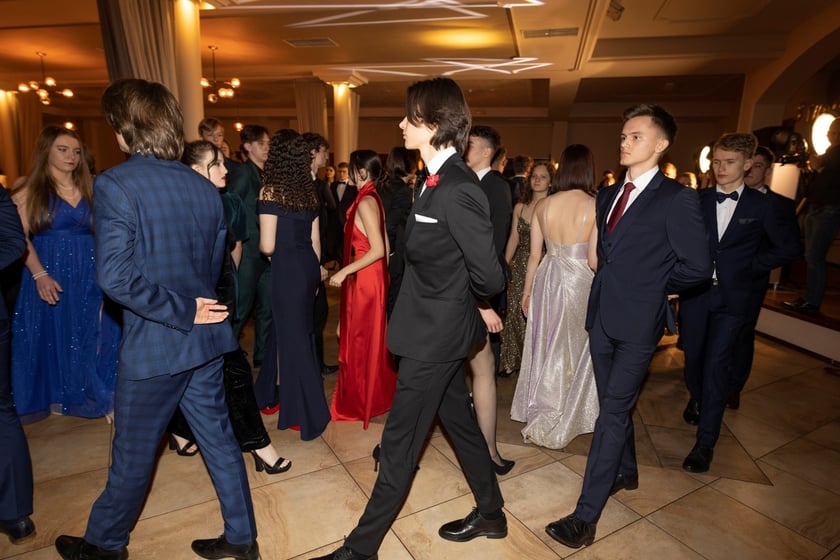 Na zdjęciu licealiści III LO na balu studniówkowym 21.01.2023 r.