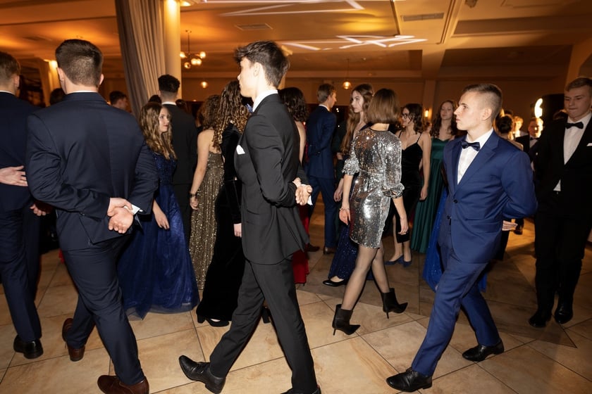 Na zdjęciu licealiści III LO na balu studniówkowym 21.01.2023 r.