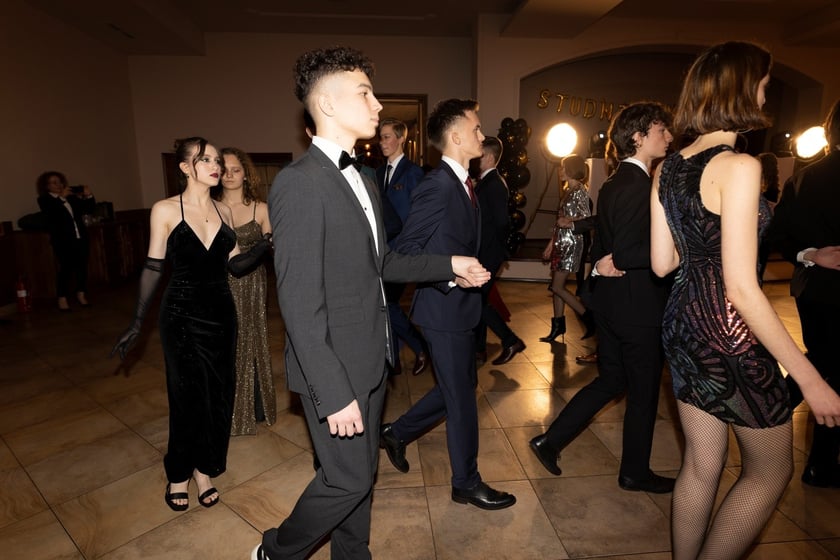 Na zdjęciu licealiści III LO na balu studniówkowym 21.01.2023 r.