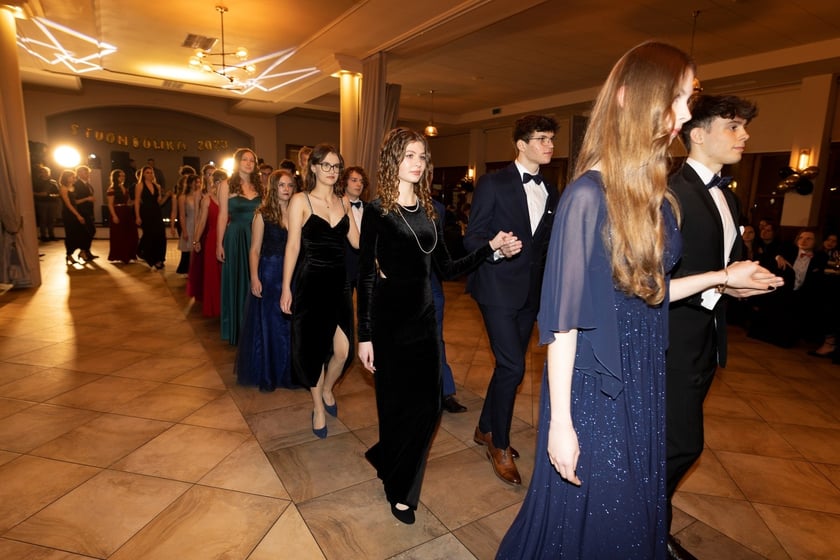 Na zdjęciu licealiści III LO na balu studniówkowym 21.01.2023 r.